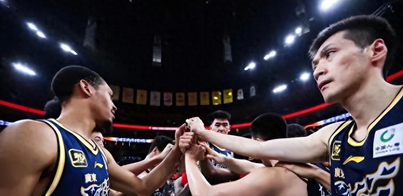 爱游戏体育官网-球队在训练中打磨技术，为下场比赛做准备