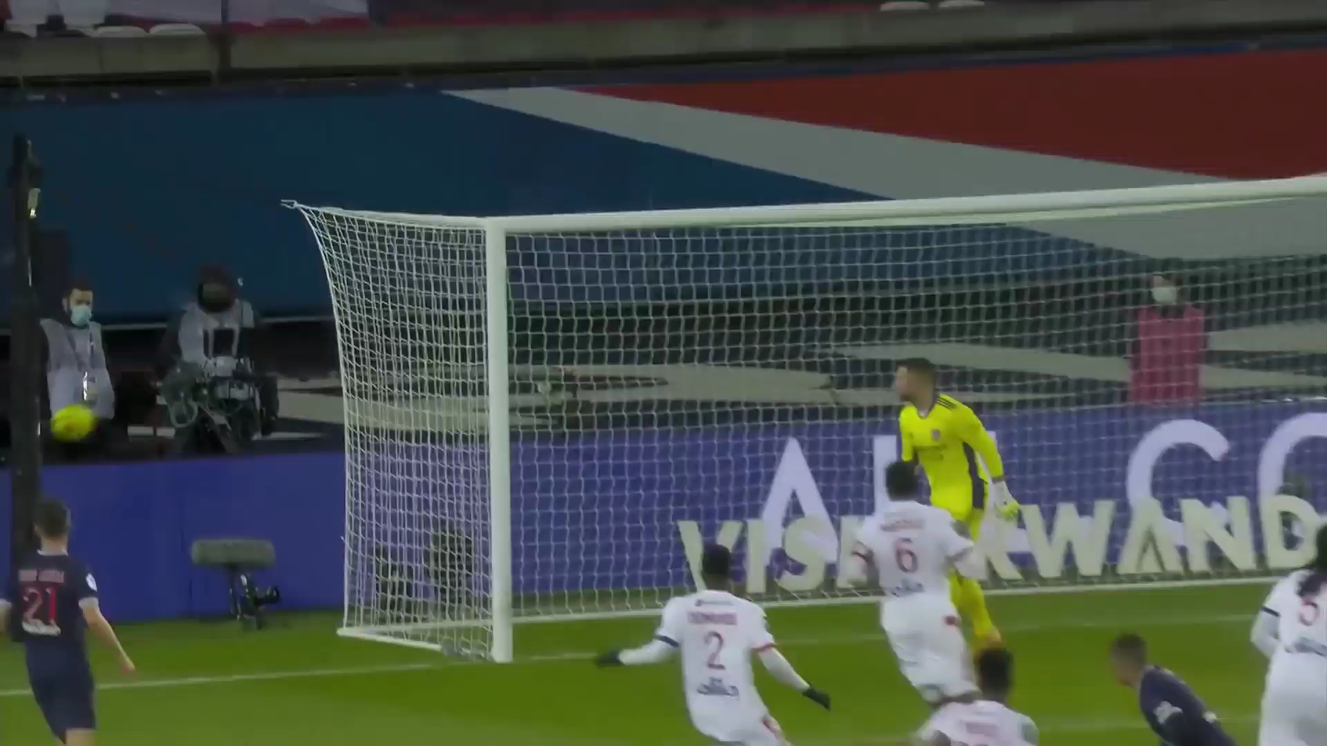 爱游戏中国官网-关于里昂门将因伤提前离场，或将缺席未来几场比赛的信息