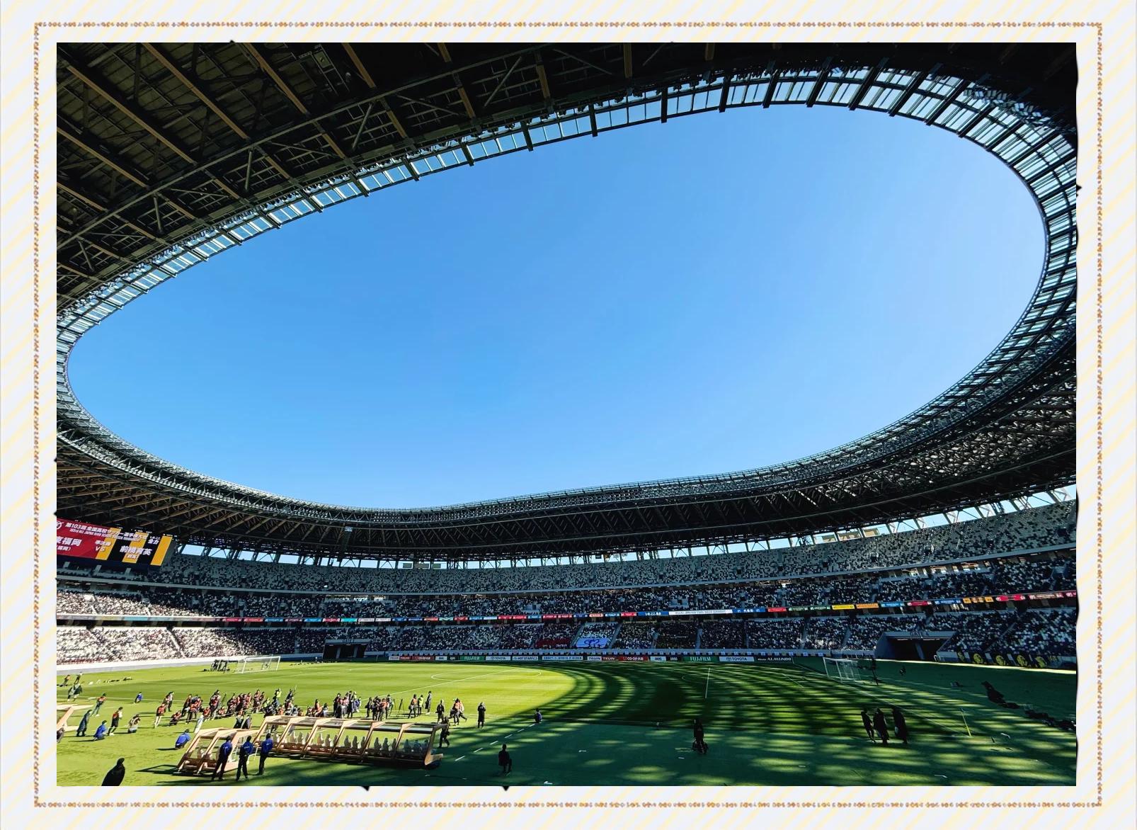 包含梦幻般的足球盛宴，观众心醉神迷的词条