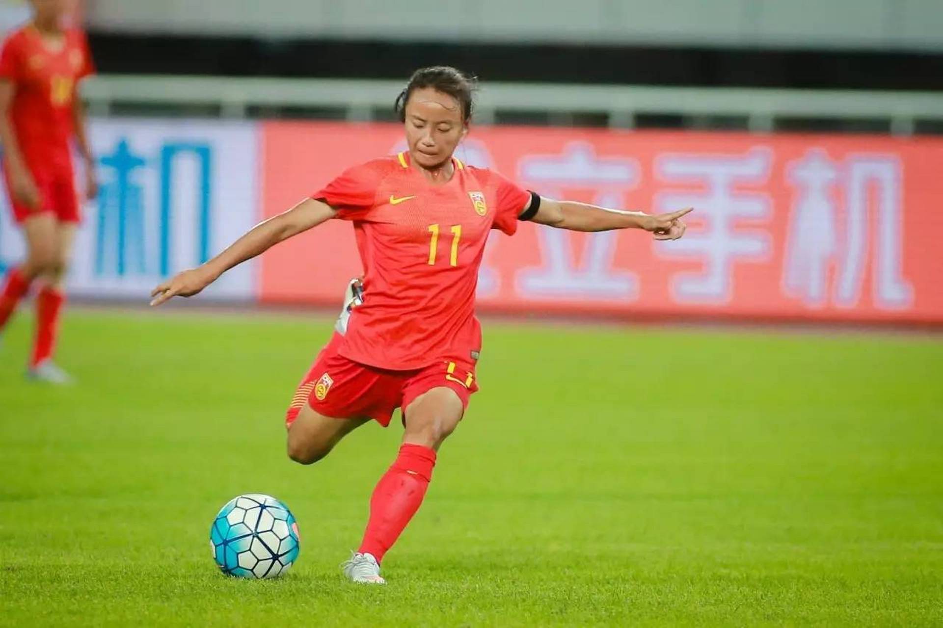 爱游戏网页版-运动员在女子足球赛事中创造辉煌战绩