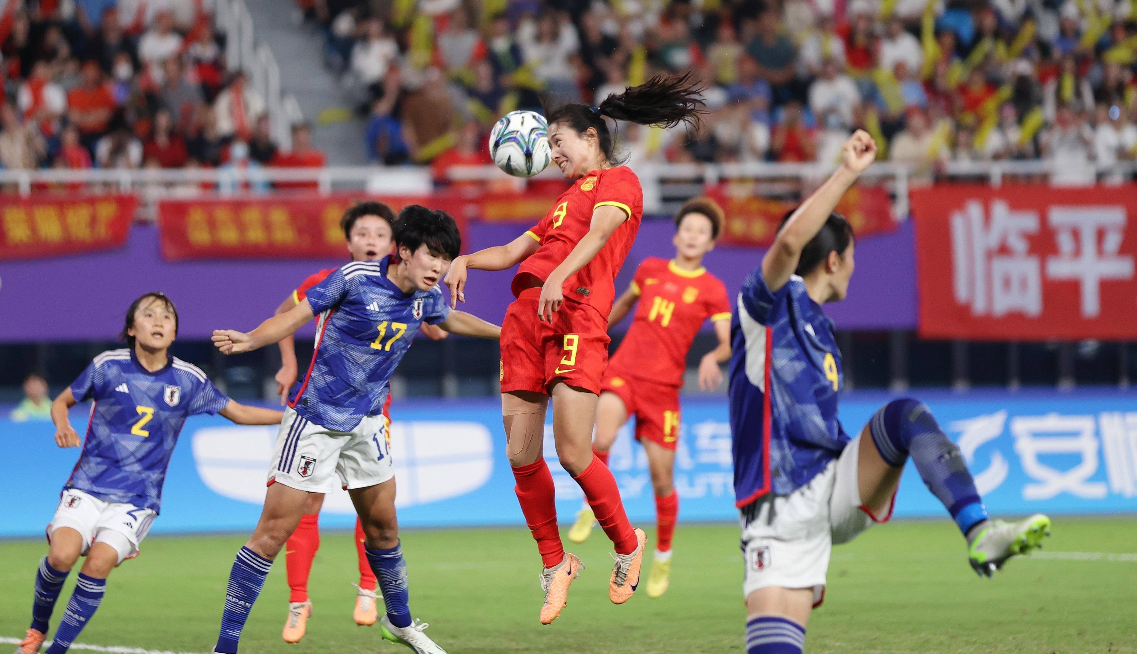 运动员在女子足球赛事中创造辉煌战绩