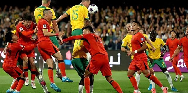 爱游戏中国官网-比赛中球员猛烈对抗，赛场局势扑朔迷离！