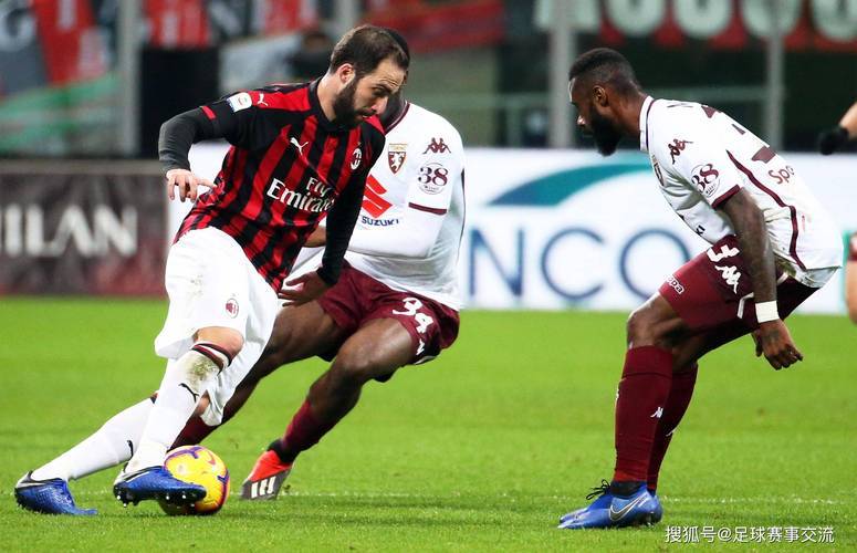 比赛中球员猛烈对抗，赛场局势扑朔迷离！