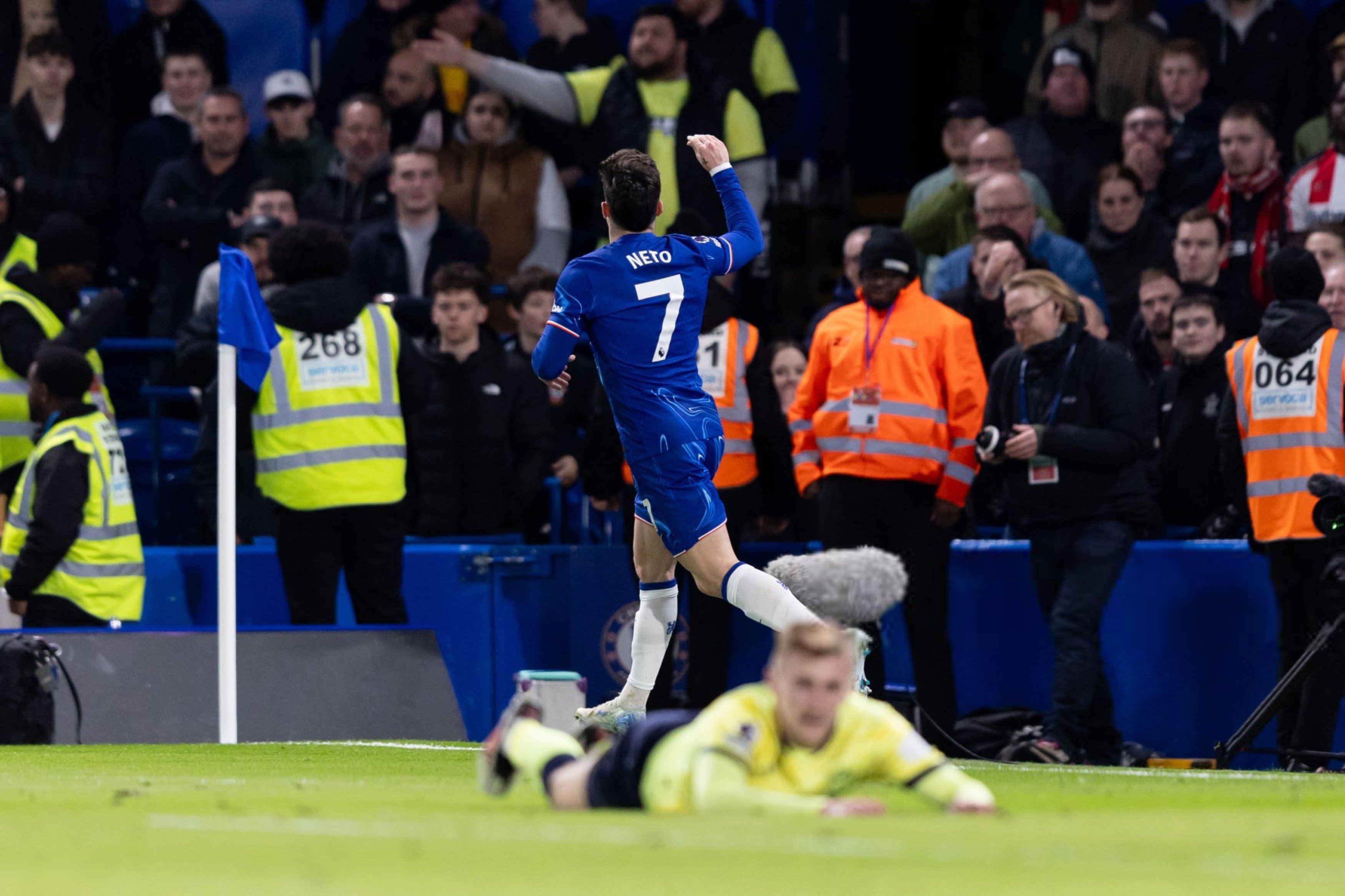 爱游戏登录入口-切尔西全武行击败阿贾克斯，无悬念晋级四强