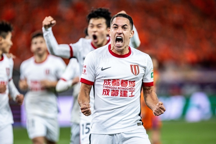 包含汉堡以绝对实力战胜弱旅，跻身德甲争冠行列的词条