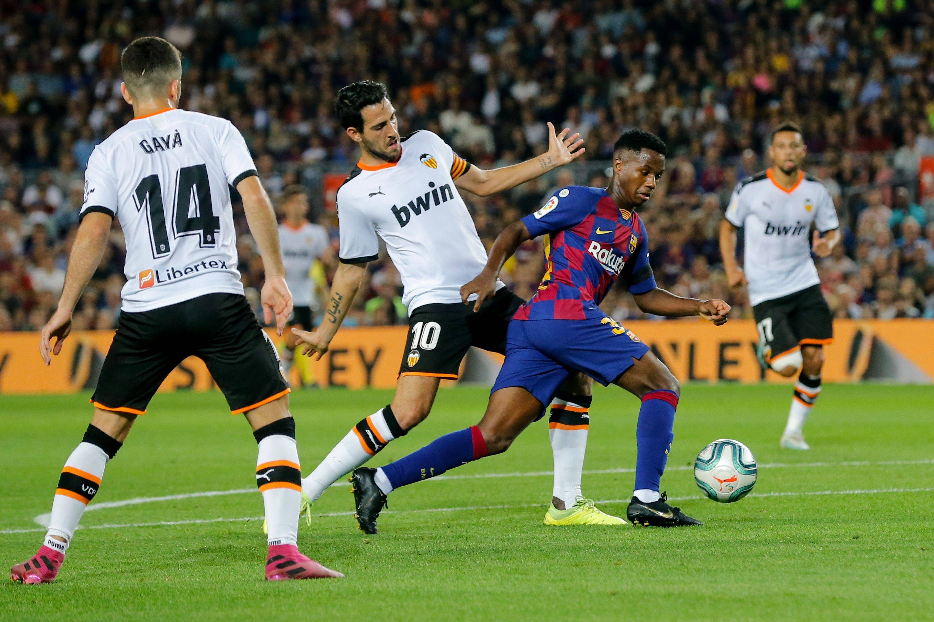 爱游戏官网-精彩的足球比赛纷呈，观众目不暇接