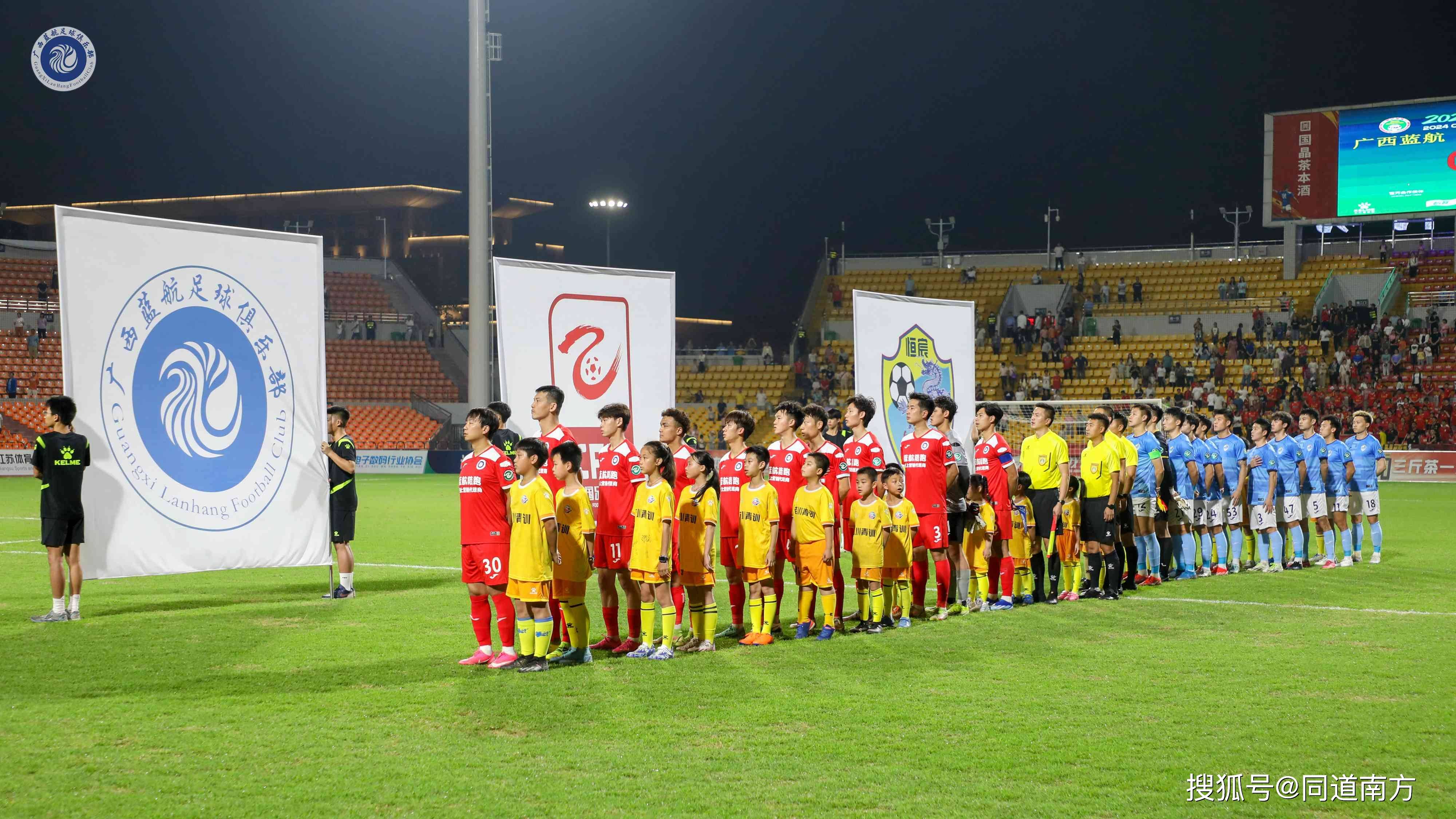 精彩的足球比赛纷呈,观众目不暇接 精彩的足球比赛纷呈,观众目不暇接