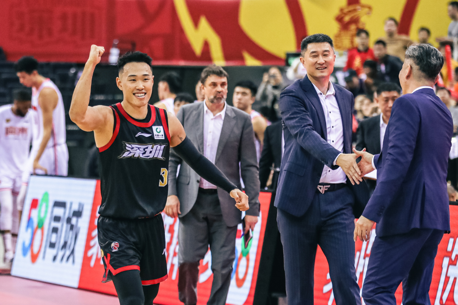 深圳队在国内赛事中成功夺冠,夺冠狂欢 深圳队在国内赛事中成功夺冠,夺冠狂欢