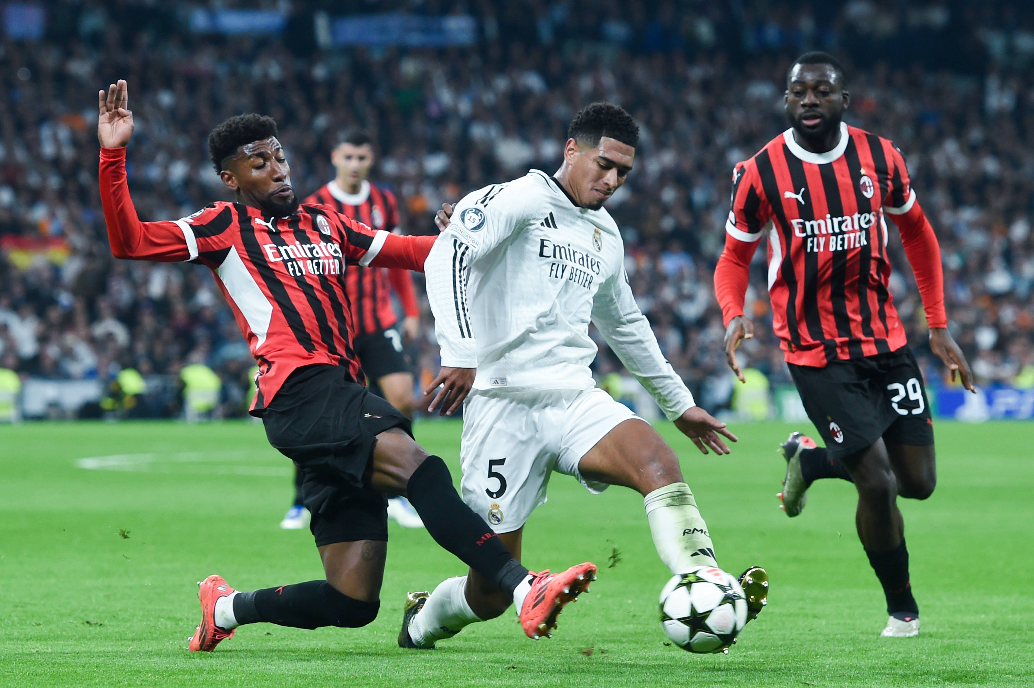 曼联险胜AC米兰,欧冠强悬念重重的简单介绍 曼联险胜AC米兰,欧冠强悬念重重的简单介绍