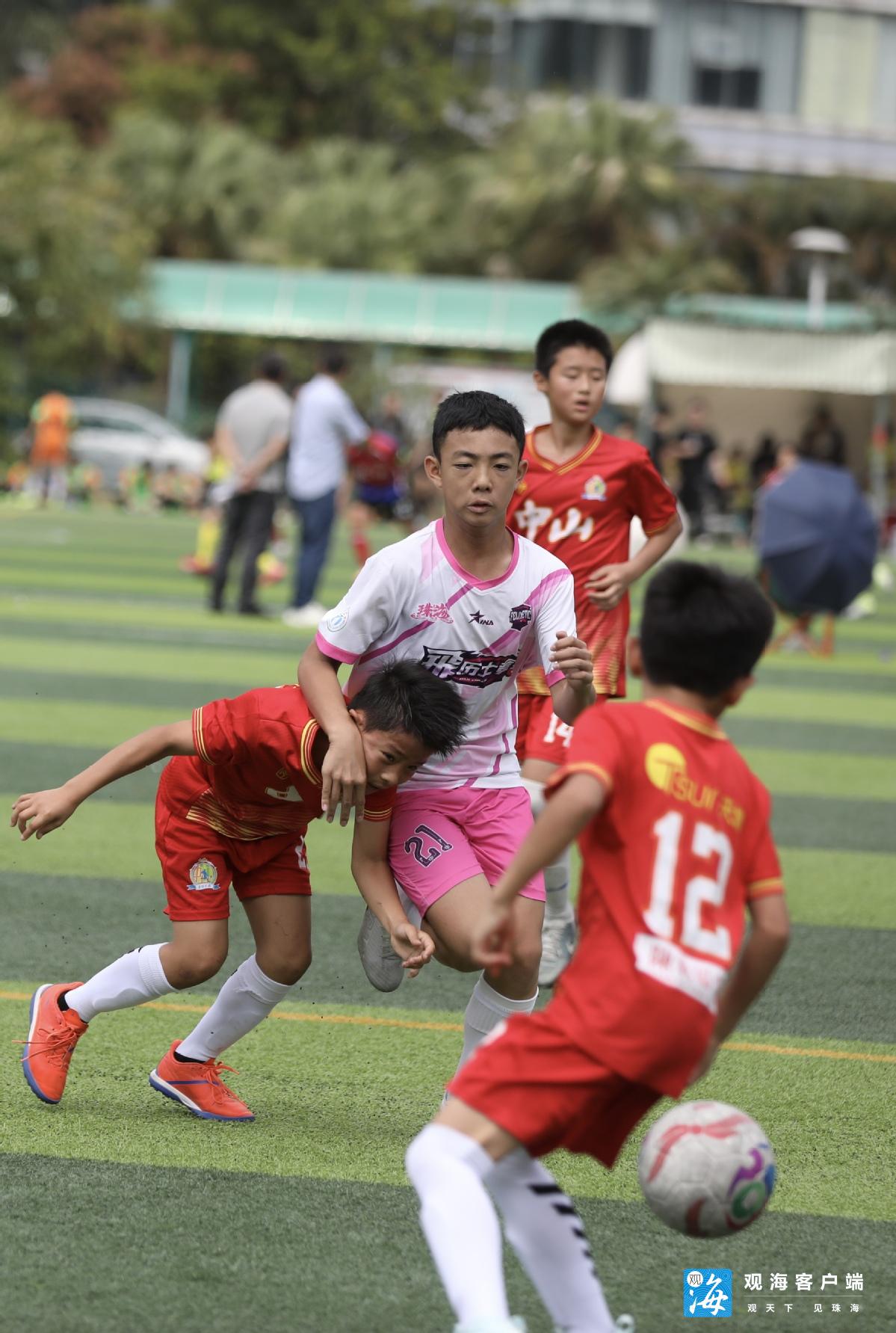 爱游戏官网-足球联赛比赛中双方球队角逐豪情激荡