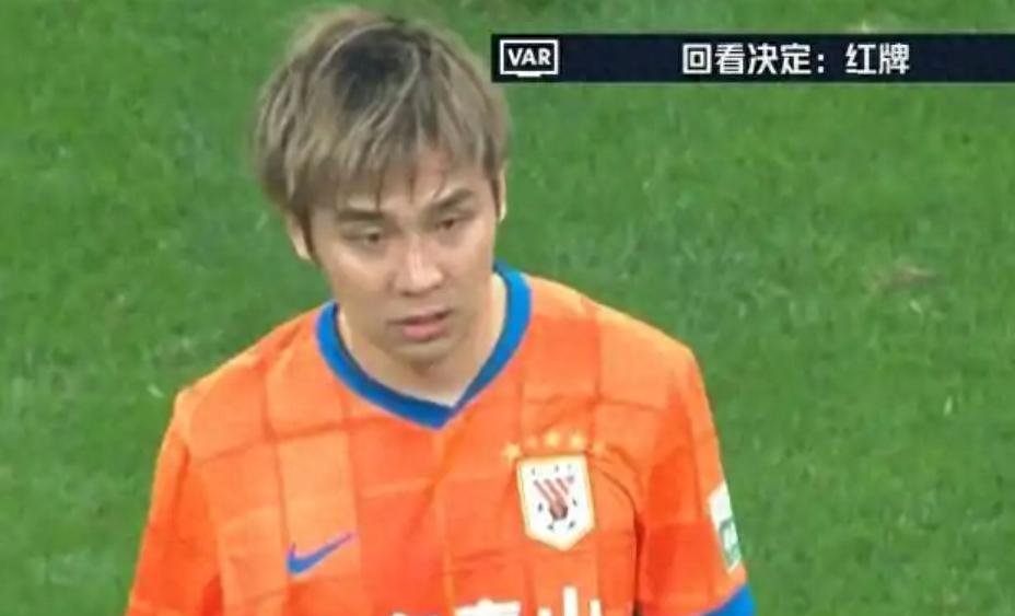 比赛中双方队员发生冲突，裁判出示红牌