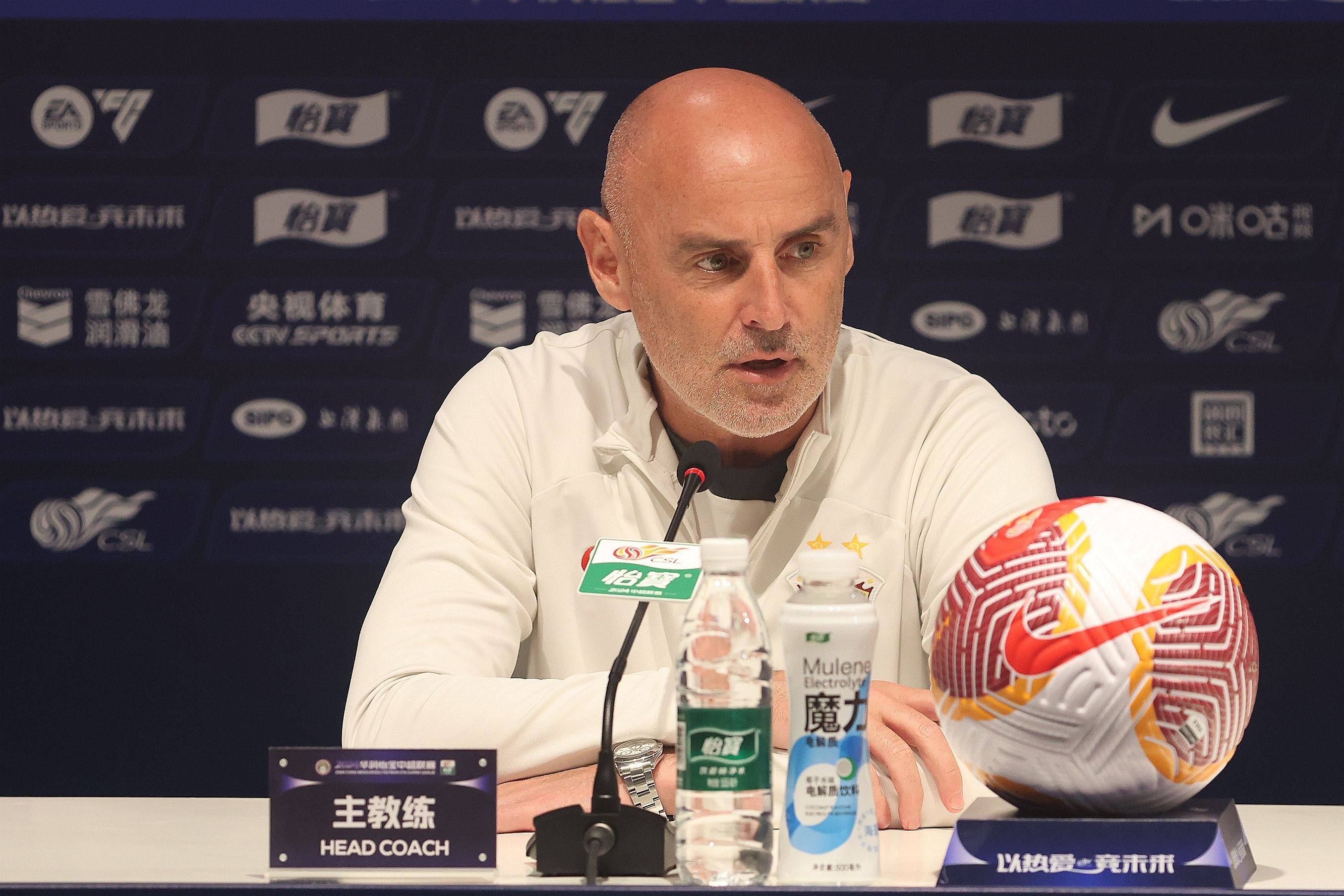 足球新星加盟亚冠球队，为俱乐部注入活力