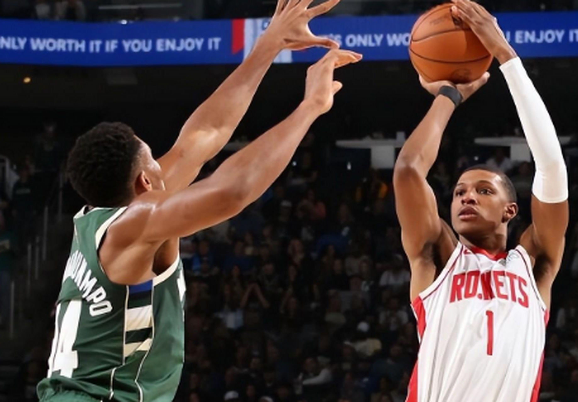 雄鹿队客场战胜火箭，实现八连胜