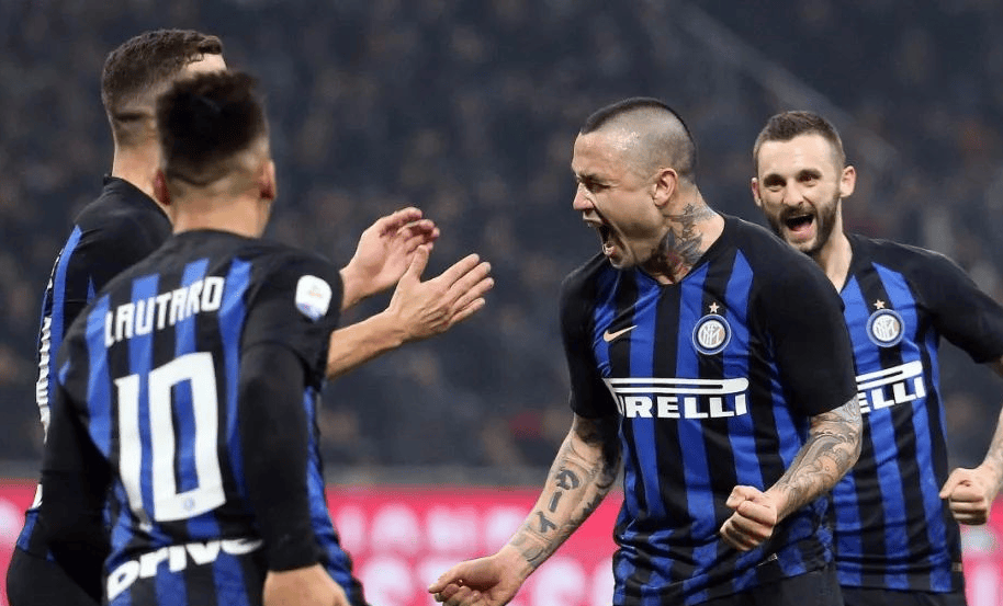 包含萨索洛客场大胜乌迪内斯，继续领跑意甲的词条