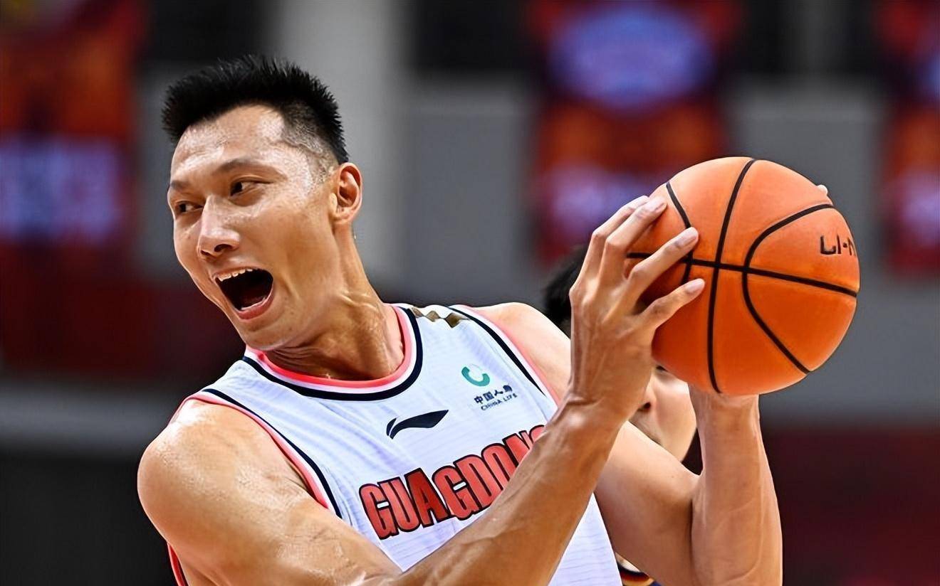 篮球比赛中球员身手敏捷，实力对抗