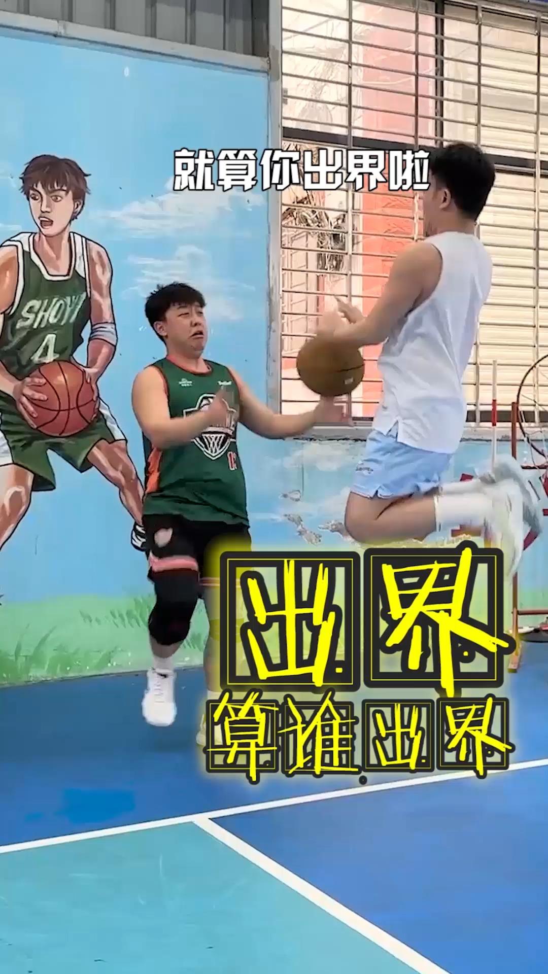 篮球比赛中球员身手敏捷，实力对抗