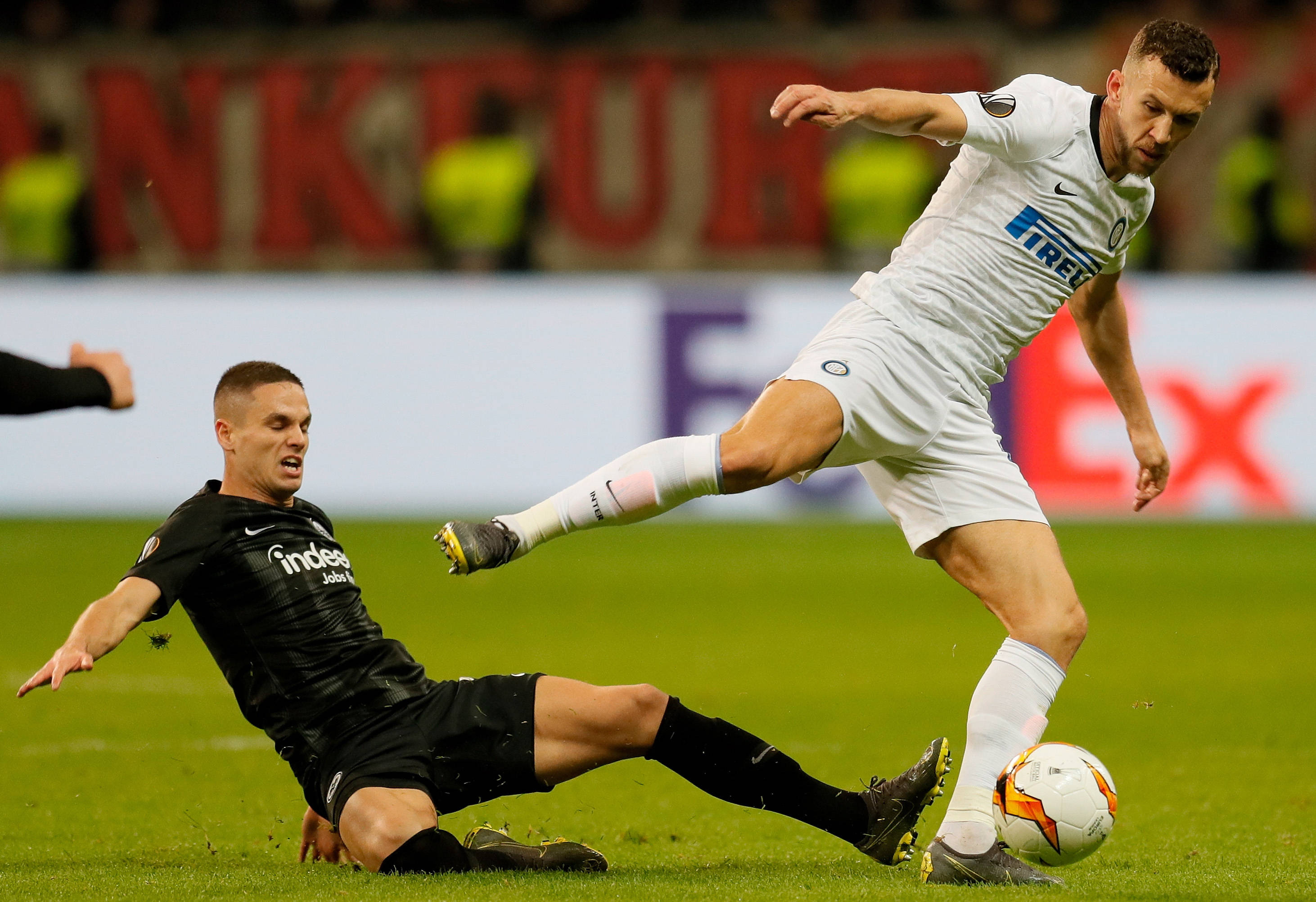 高强度的比赛中，球员们展现出色表现的简单介绍