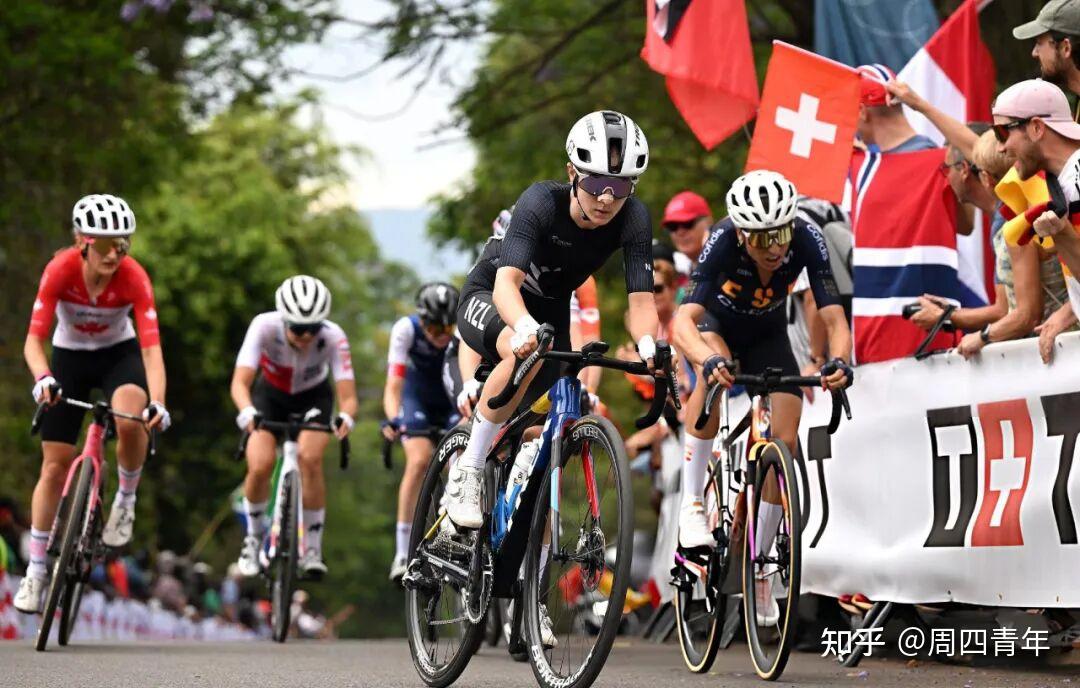 加拿大运动员在自行车比赛中领先