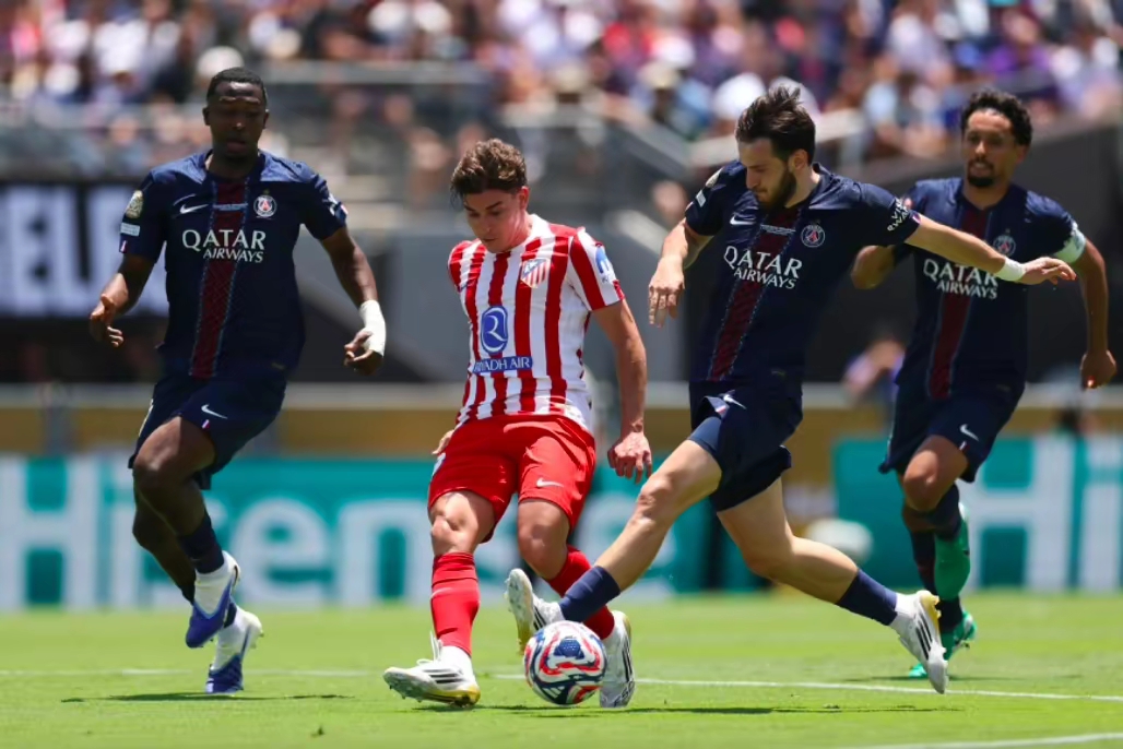 包含巴黎圣日耳曼客场大胜尼斯，稳固领先优势的词条