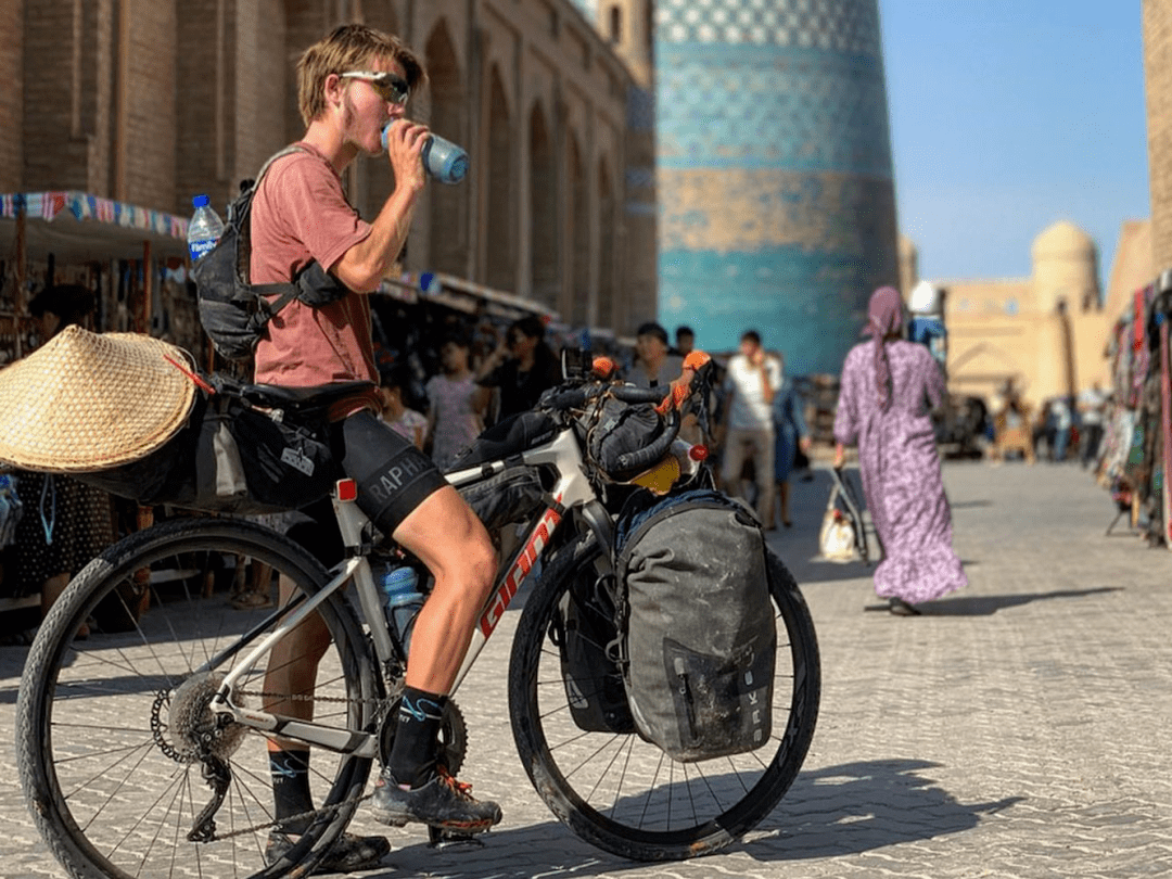 爱游戏官网网页版入口-卢森堡自行车选手登上领奖台