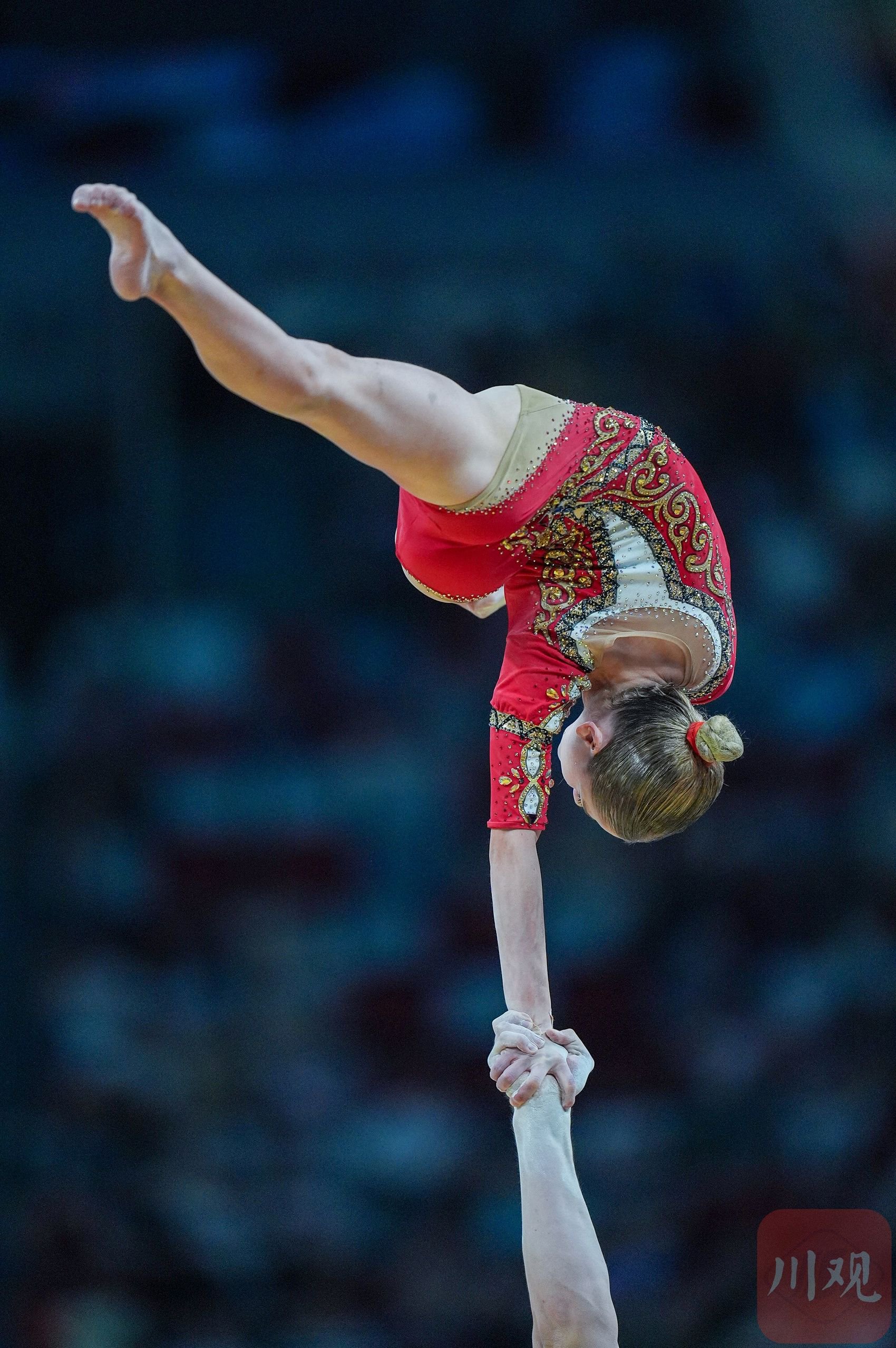 爱游戏官网-各国选手在比赛中展现出色彩斑斓的技艺魅力